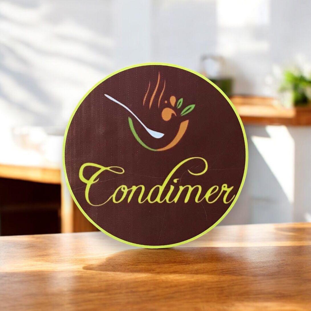 Equipo de Condimer preparando condimentos