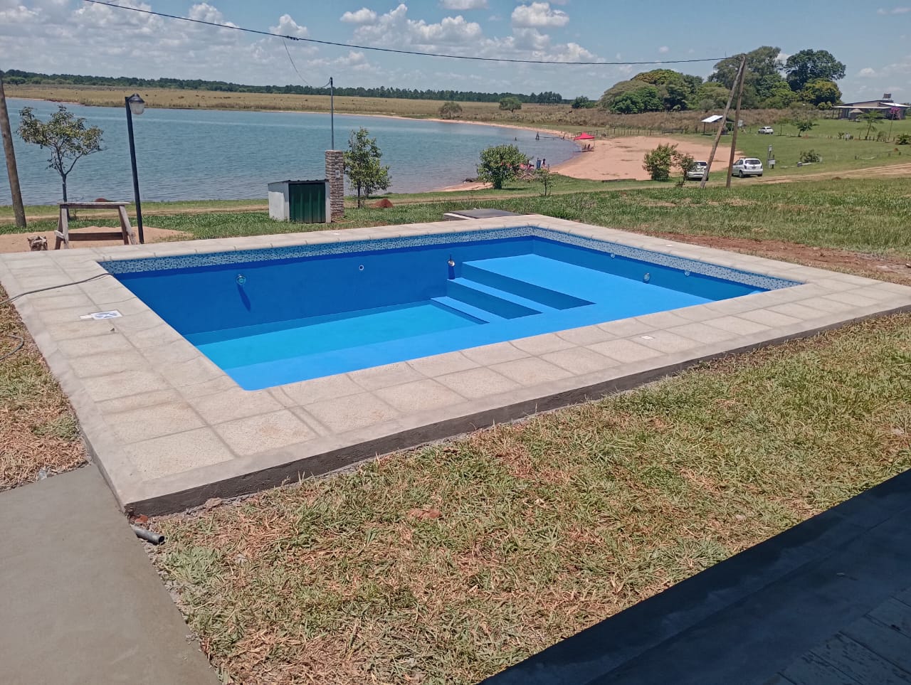 Piscina familiar con solarium