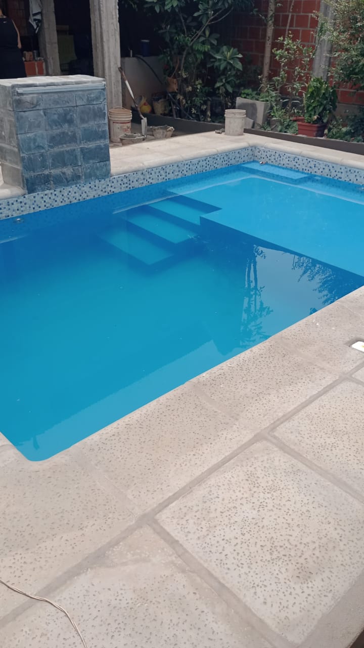 Piscina rectangular moderna