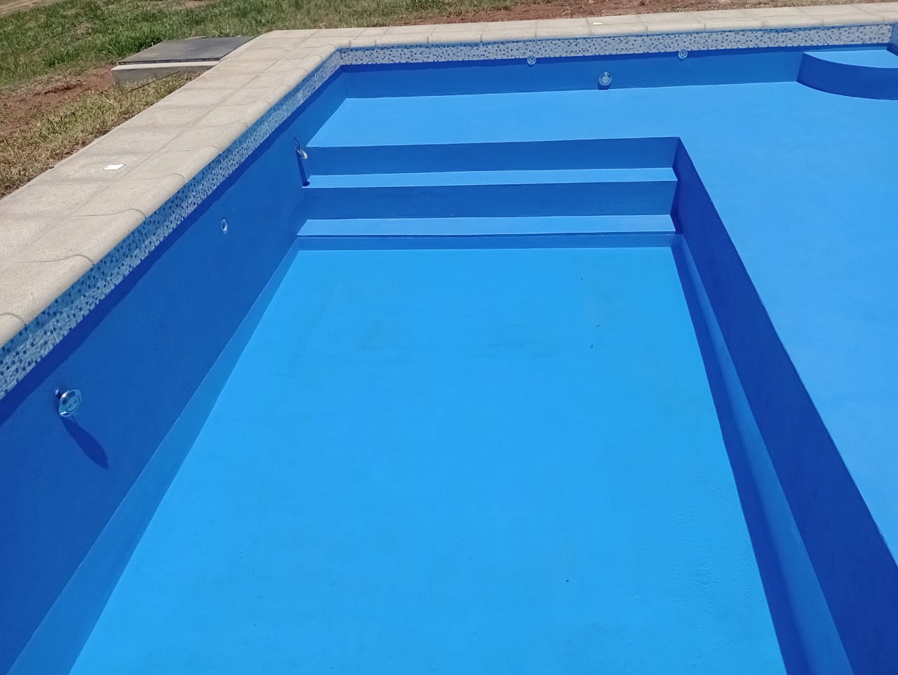 Piscina con deck de madera