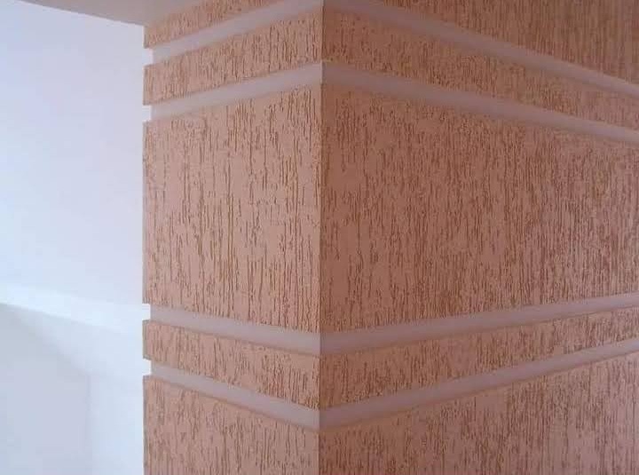 Revestimiento plástico aplicado en frente