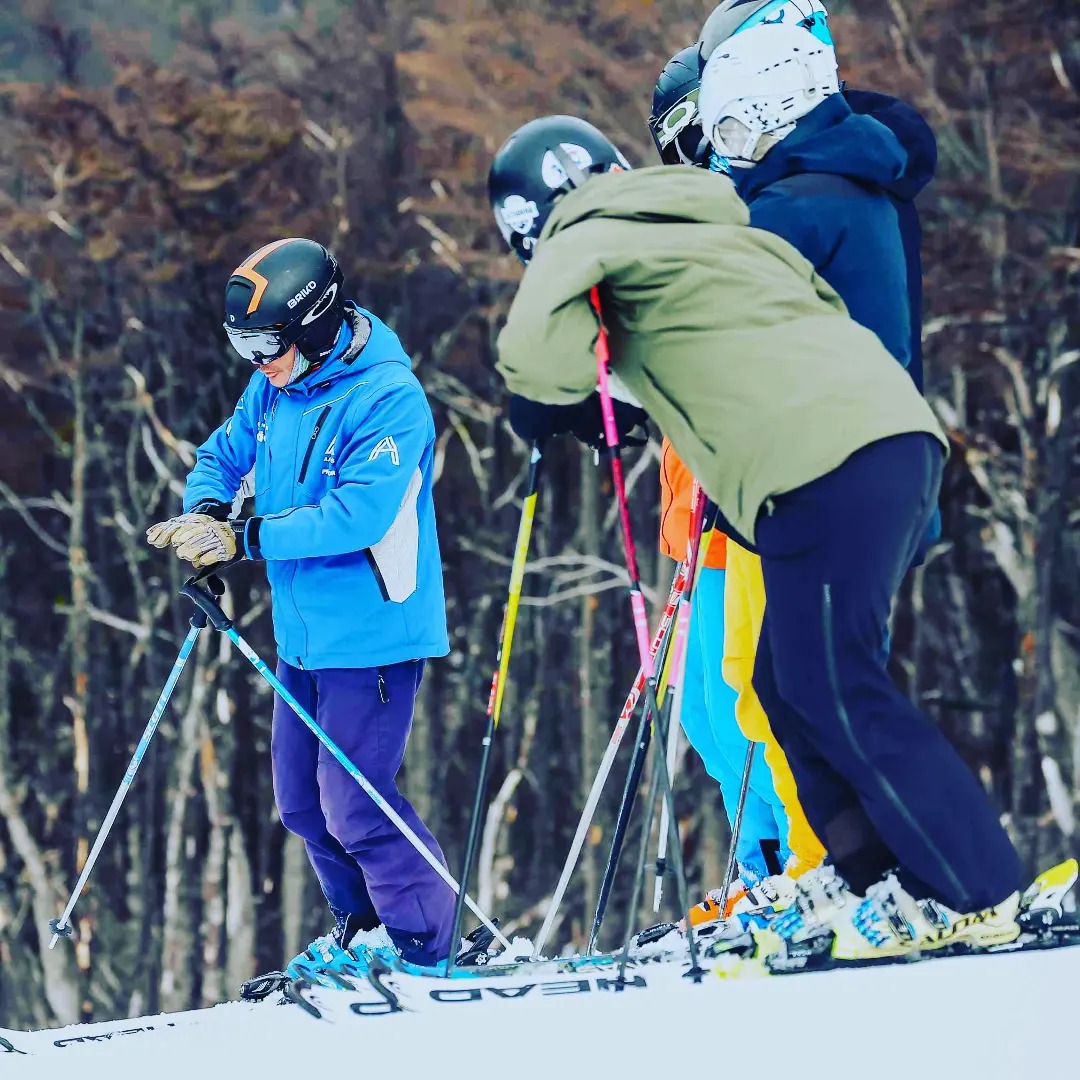Práctica de esquí en la nieve