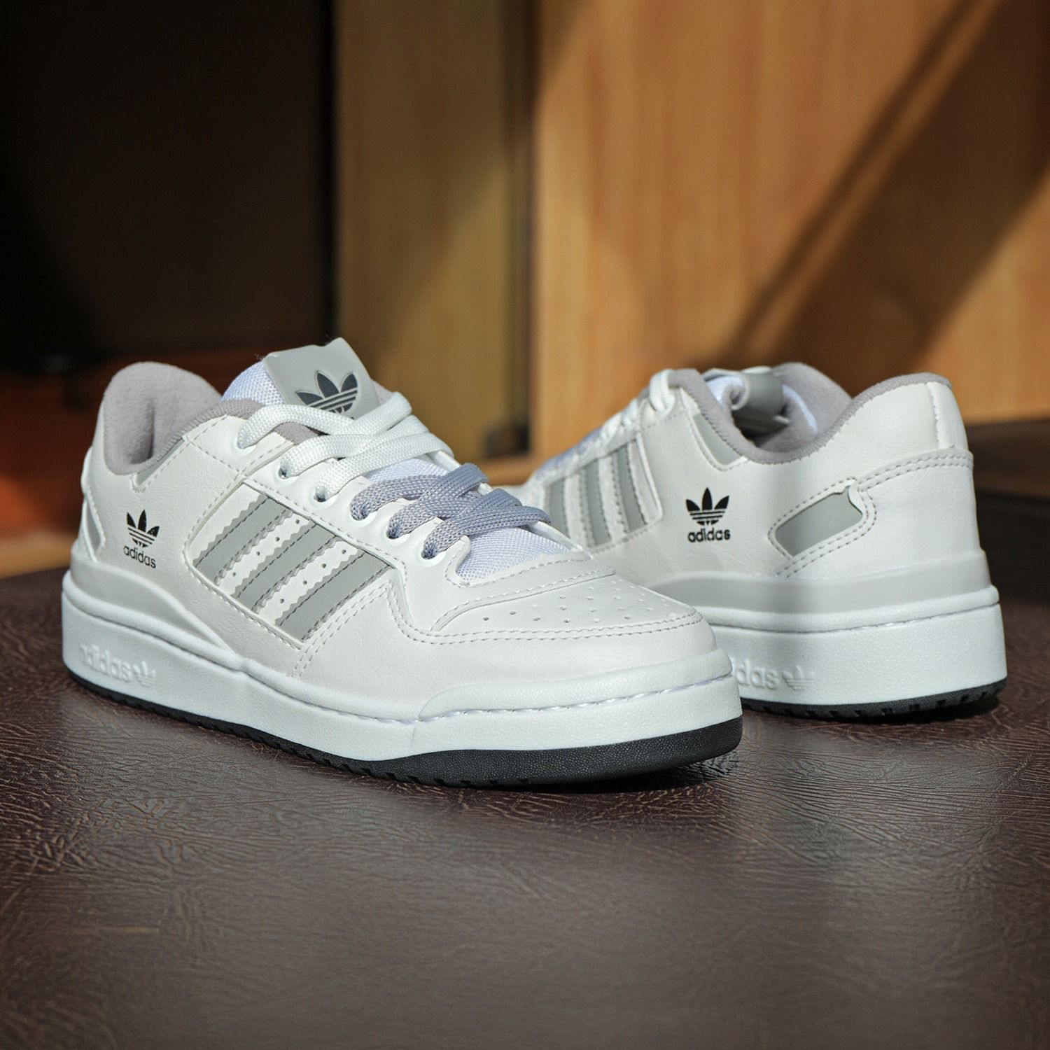 Zapatilla Adidas Blanca y Negra 